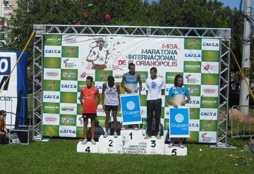 Claudir Rodrigues, do Rio Grande do Sul, e Dione Chillemi, do Paraná, foram os grandes vencedores da edição 2011 da Meia Maratona Internacional de Florianópolis / Foto: Divulgação